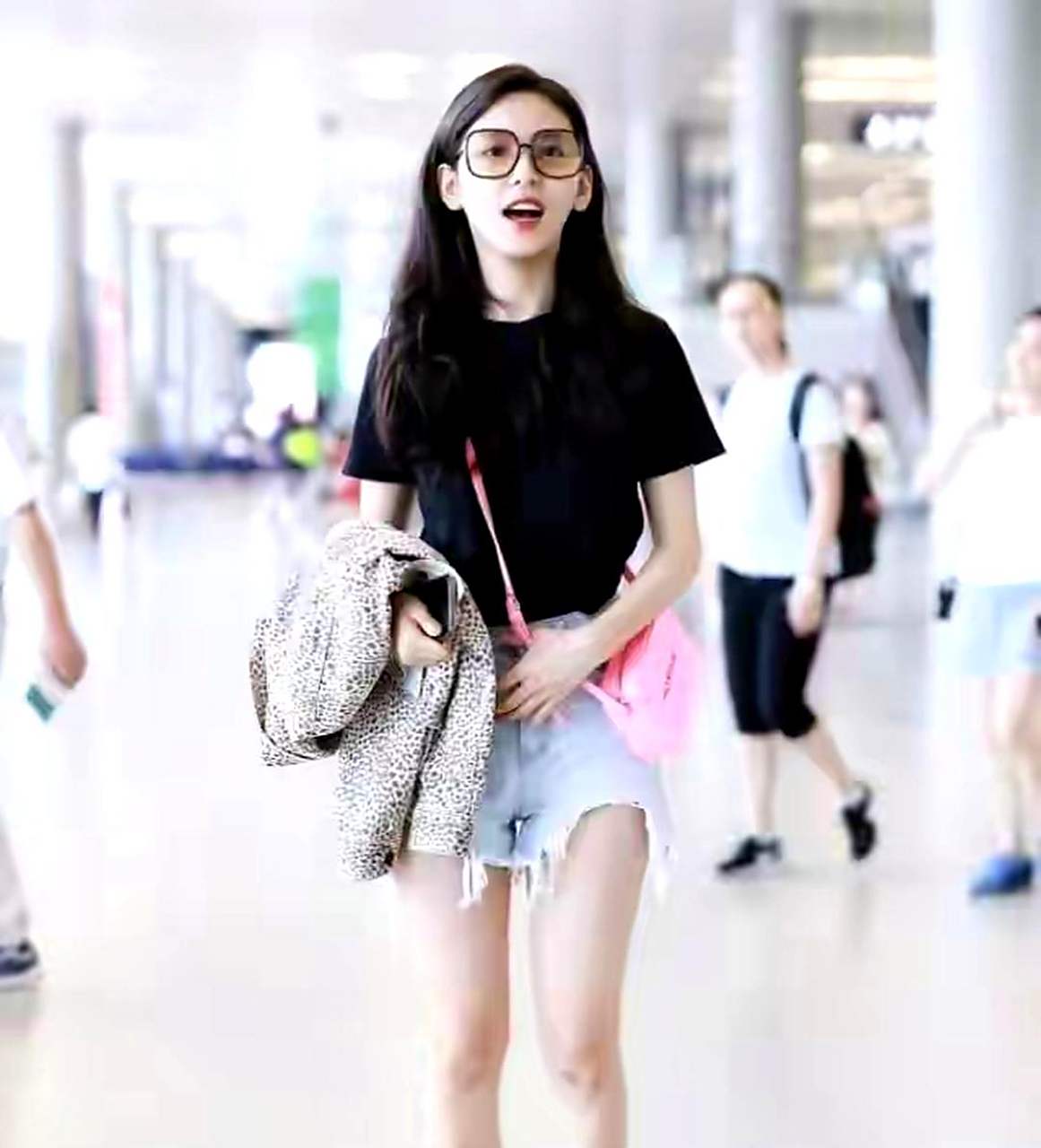 章若楠选择成熟路线,穿着牛仔短裤展示美腿,网友纷纷称赞她为女神.