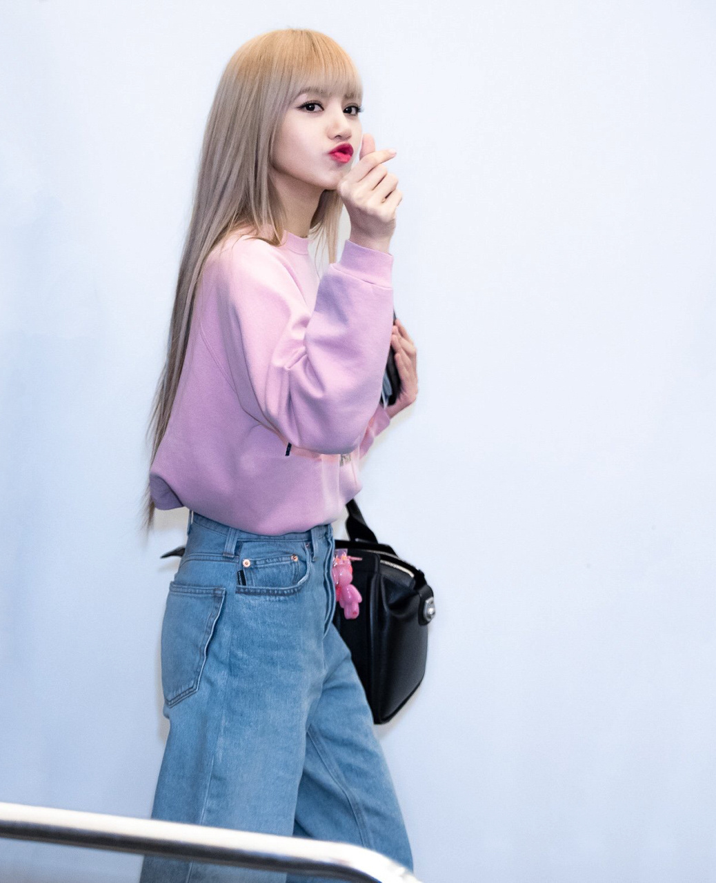 blackpink成员穿搭 lisa日常私服穿搭分享 卫衣| 圣罗兰 saint
