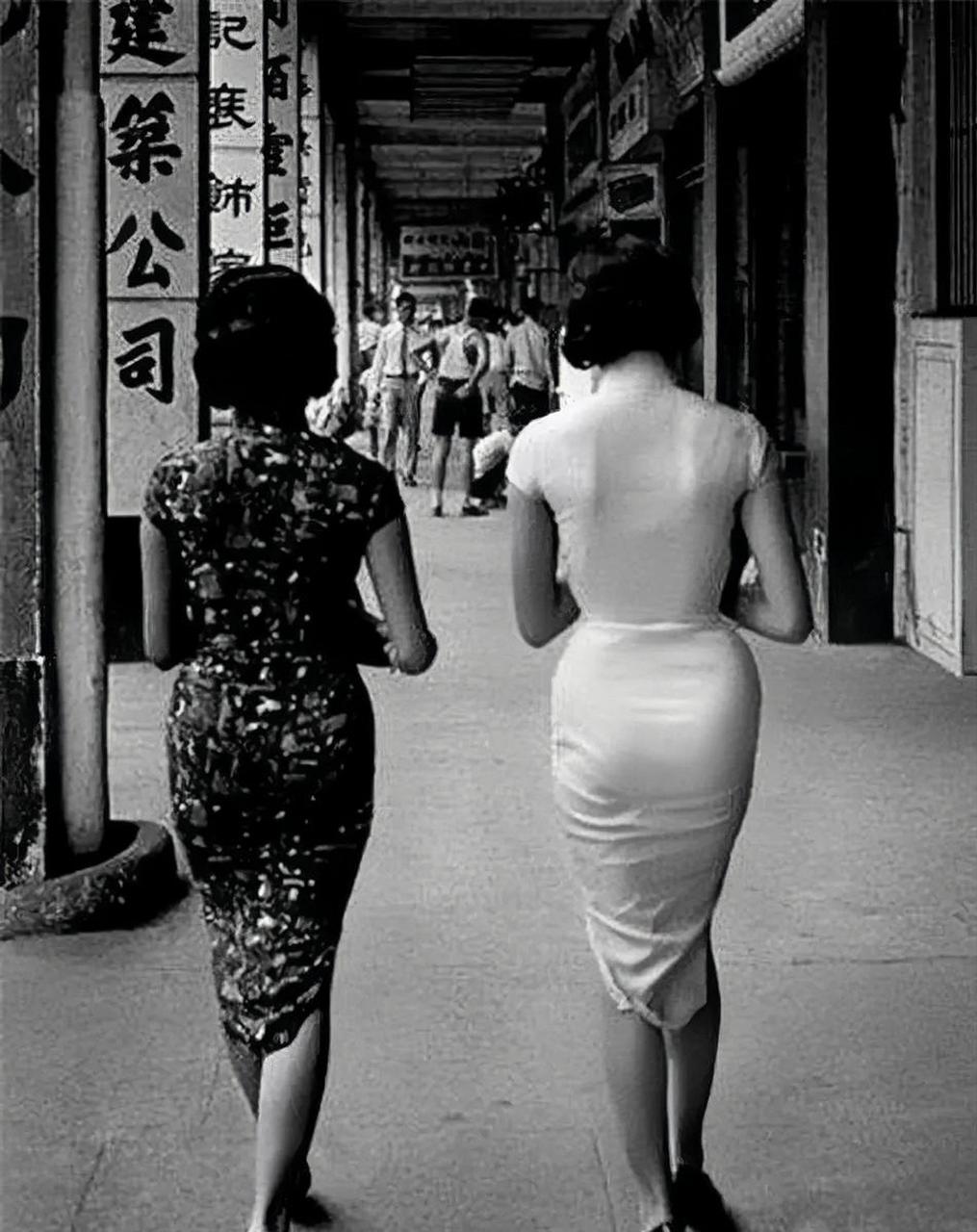 镜头下的女子身着旗袍,身材婀娜,长得十分好看,一颦一笑间,尽展女性的