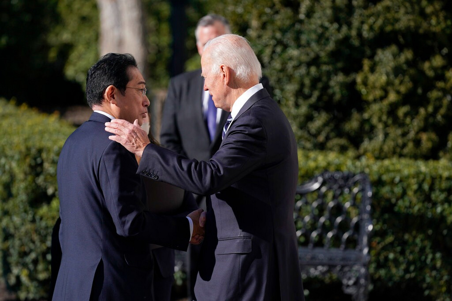 据美媒1月13日报道,美国总统拜登和日本首相岸田文雄在白宫举行了深度