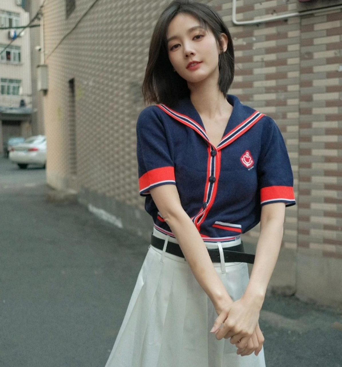 李一桐晒剧组日常照,短发显得好灵动,在镜头前甜笑的模样清新可人.