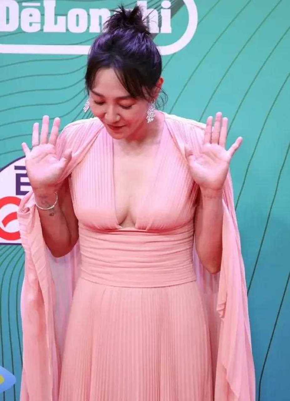 白百合也难逃中年发福的定律啊,身穿深v连衣裙的装扮,肉嘟嘟的,整个