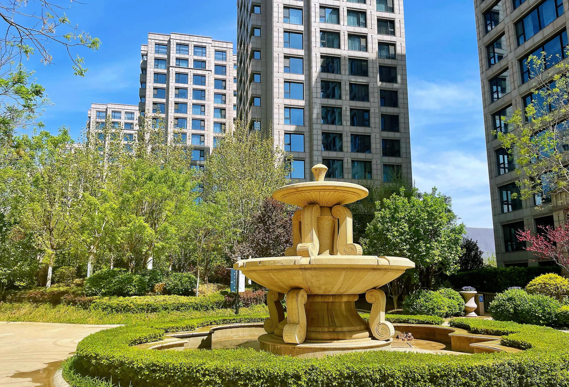 面积普遍在200平米以上,最小的170多平,小区的中心花园跟植物园一样