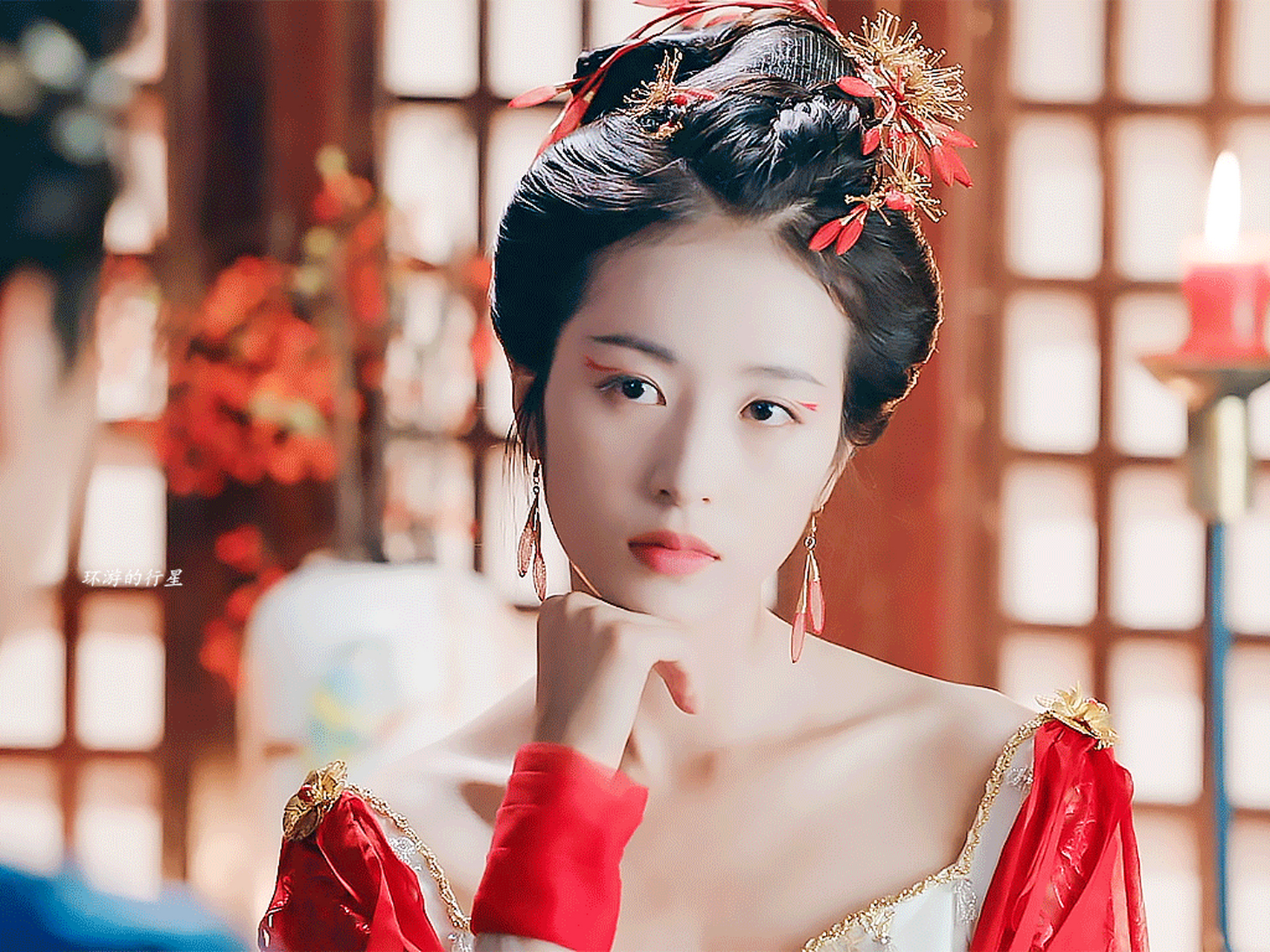 周雨彤gif:2013年,她就凭借《巴啦啦小魔仙大电影》成功出道,正式进入