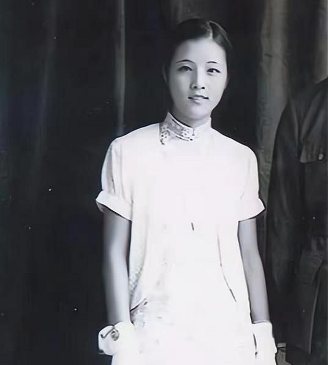 " 新婚夜时,程潜看出郭翼青的不高兴,他温声细语的对她嘘寒问暖,关心