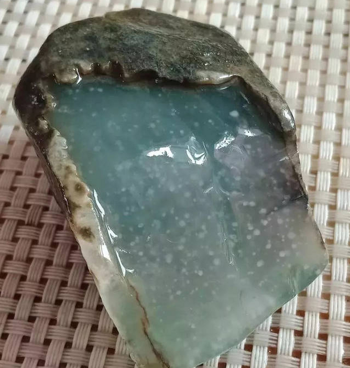 翡翠原石##点击头像看直播#线状或刀口状排列的石棉就是我们常看档哪