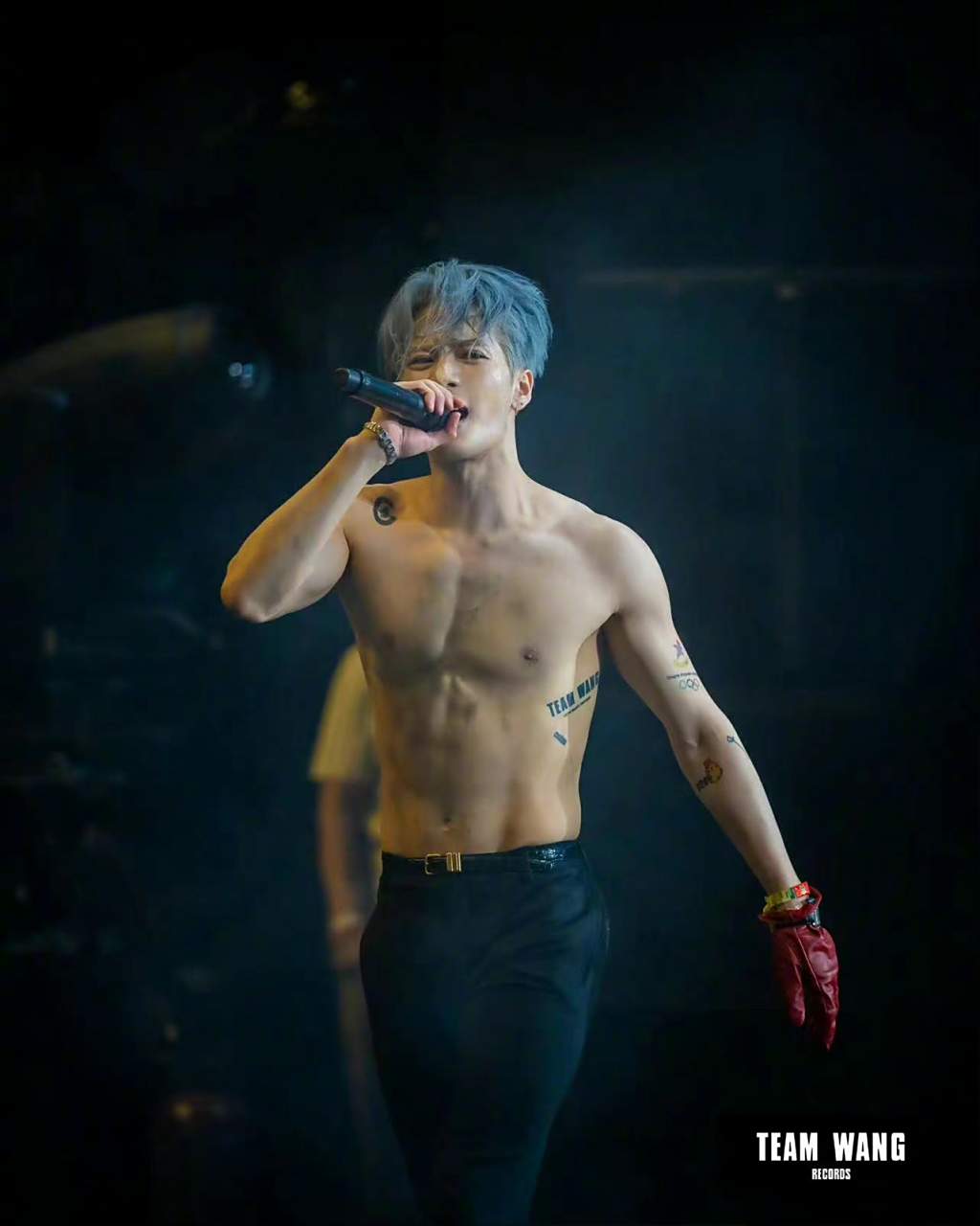 王嘉尔的身材谁看了不说一句"wow好正"