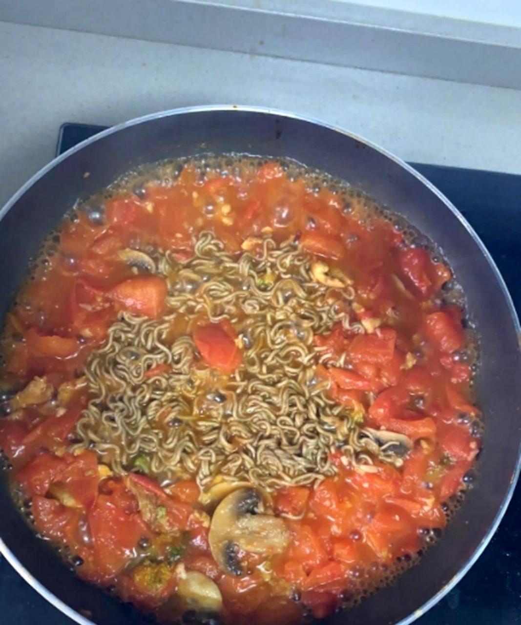 我做的面条为什么变黑了,明明只是简单的烹饪.