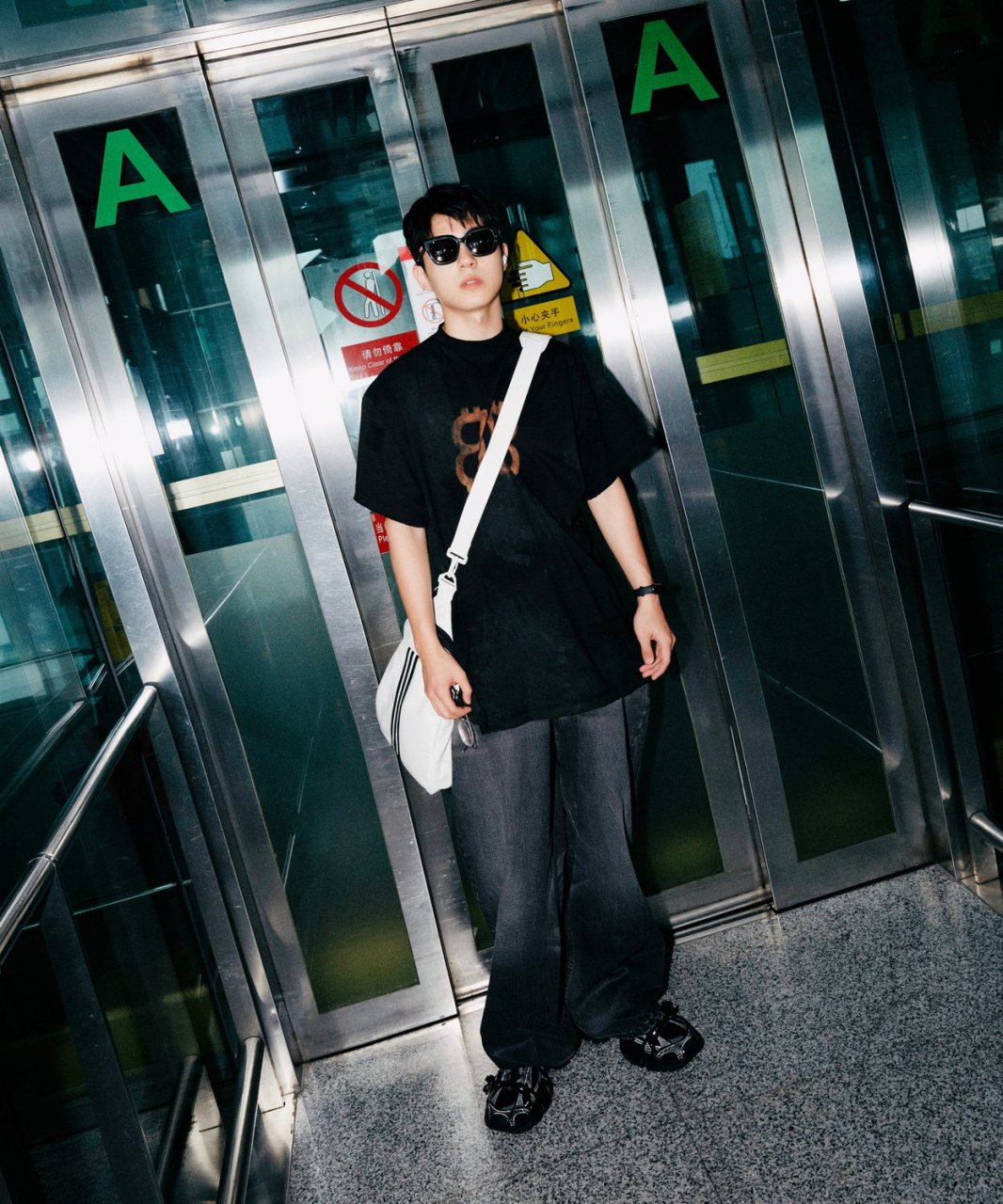 刘昊然turbo 今日现身机场,一身巴黎世家全黑色搭配,帅气与酷感并存