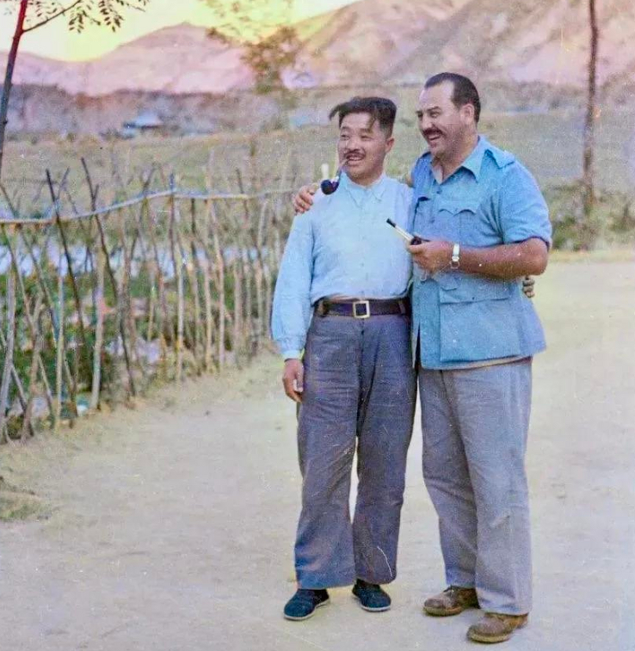 贺龙和美国记者的合影,贺老总头发翘起,嘴叼烟斗样子相当酷  这张照片