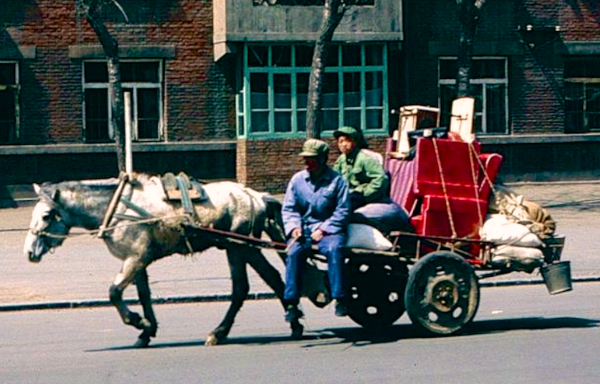 80年代,沈阳街头上的马车.
