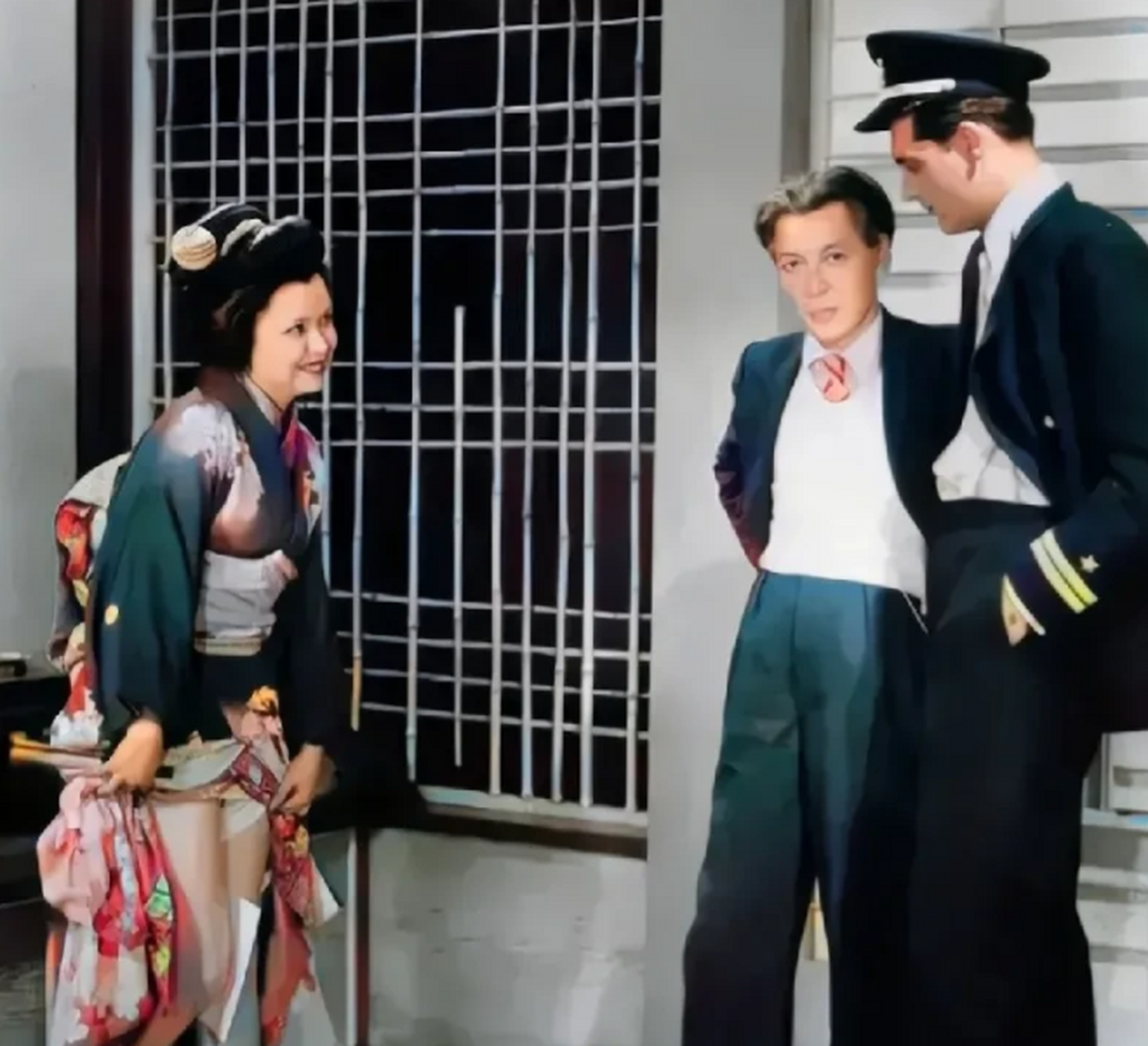 照片中的日本女人,正在向一名驻日美军献媚,她将裙摆