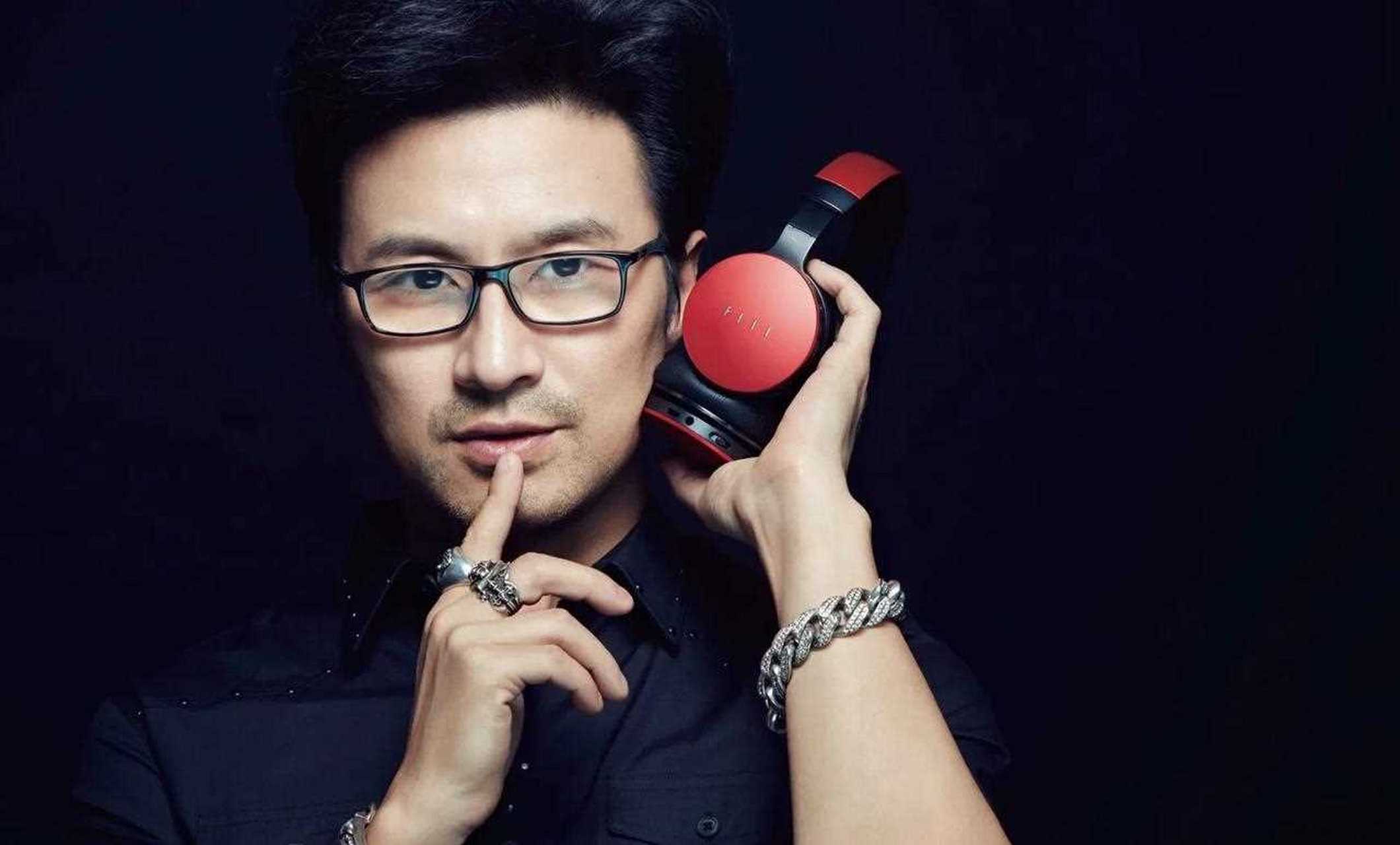 前不久,黄子韬吸烟视频被网友曝光,视频中,黄子韬,嘴里吸着一根香烟