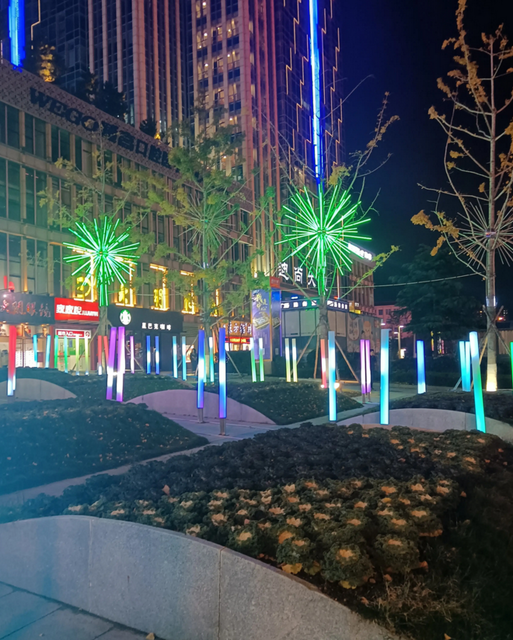 威海威高广场的夜景真是太美了,不断闪烁的霓虹灯像燃放的烟花,走到