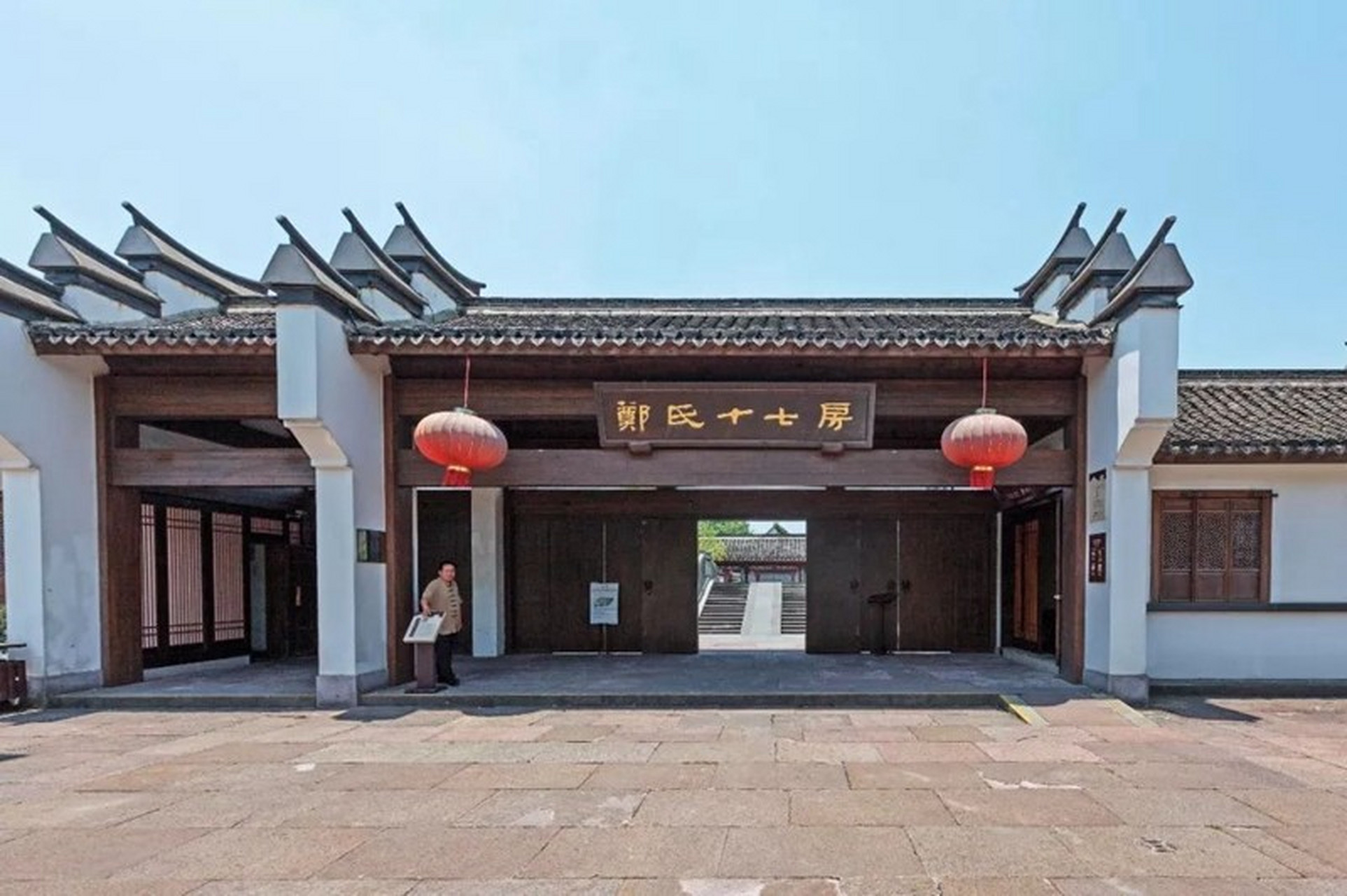 日度假来这里宁波十七房开元观堂 "位于景区中,本身即景点.