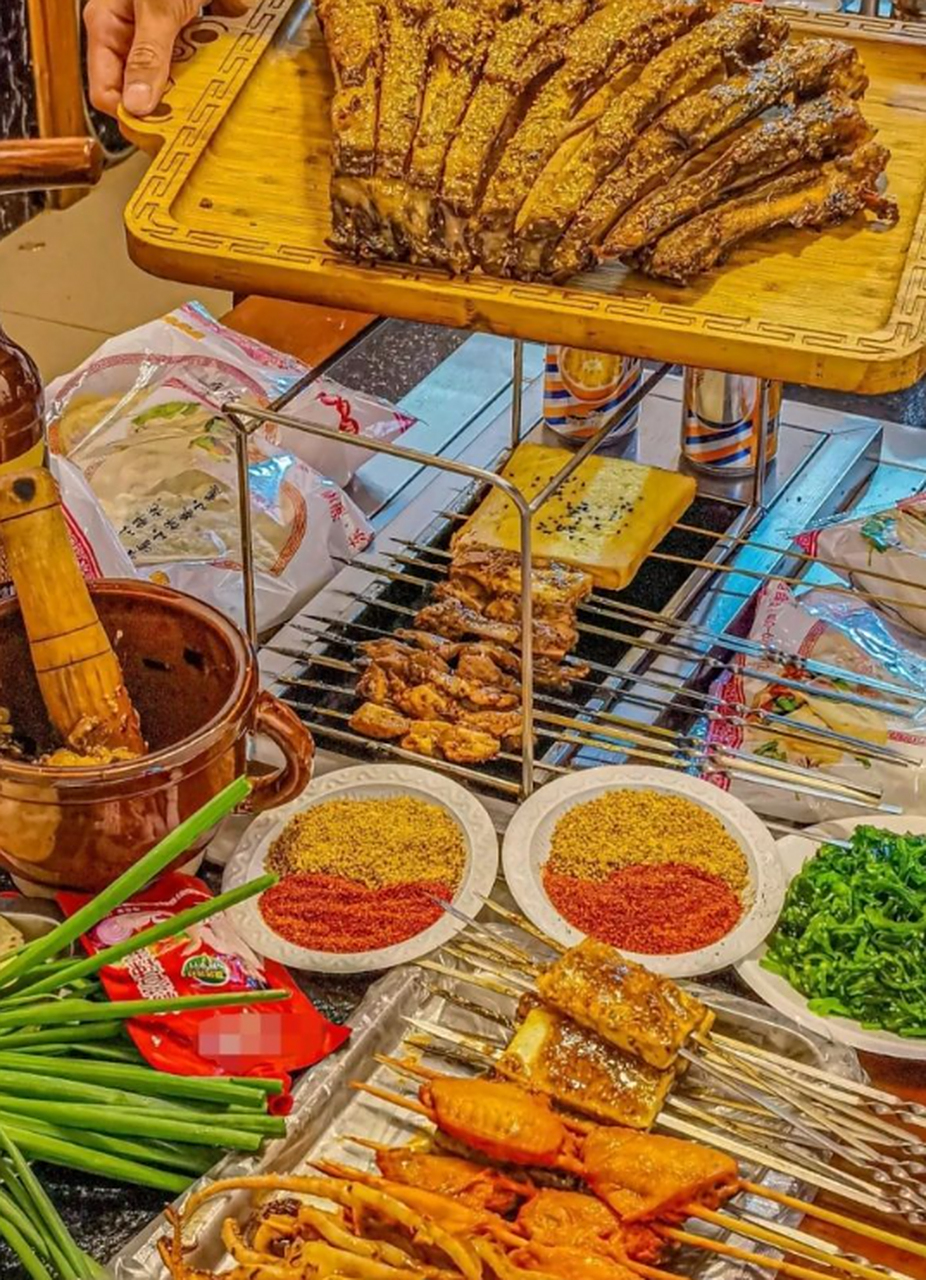 逛论坛看见的..淄博烧烤,图上全部,可能图外还带点酒水,一共210...  