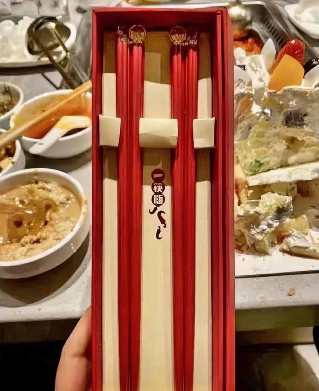 图中的筷子礼盒据说是海底捞的礼品 咋看很是精美,然而细看标签[石化]