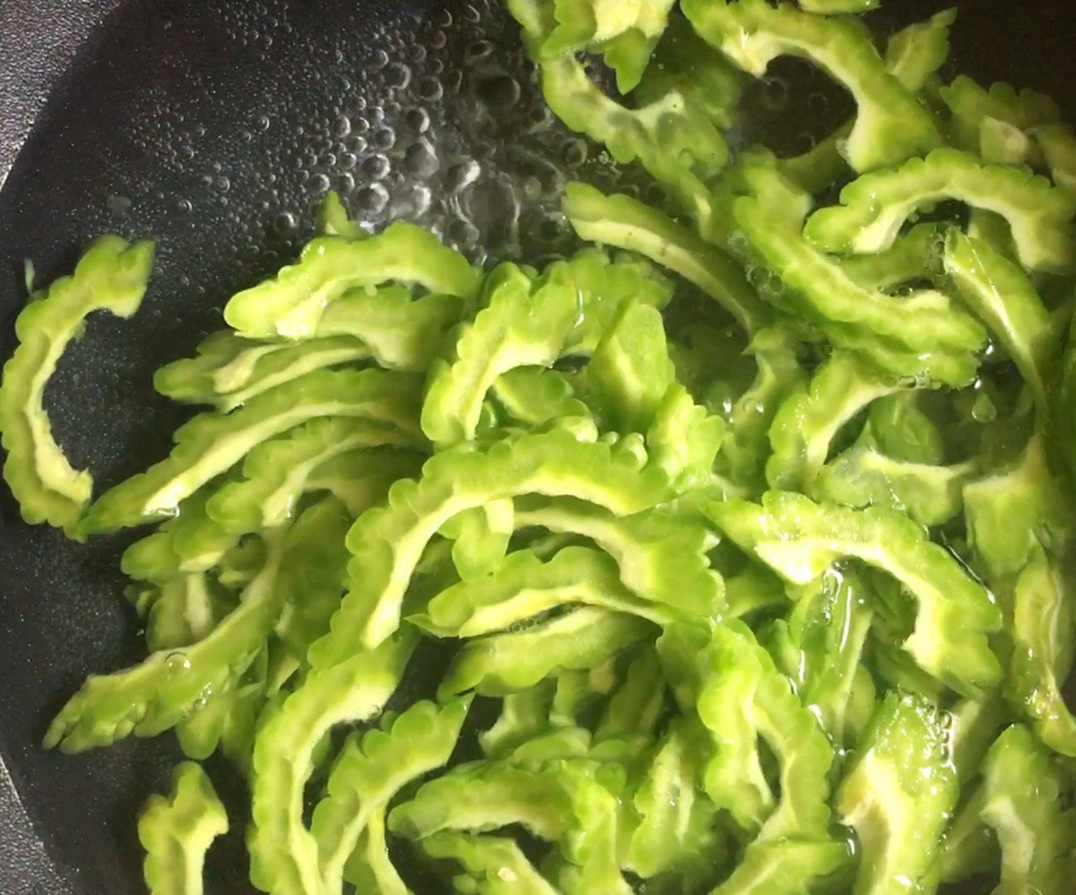 冰镇雪碧苦瓜 "以前我很不喜欢吃苦瓜,认为生活这么苦了,为啥还要吃