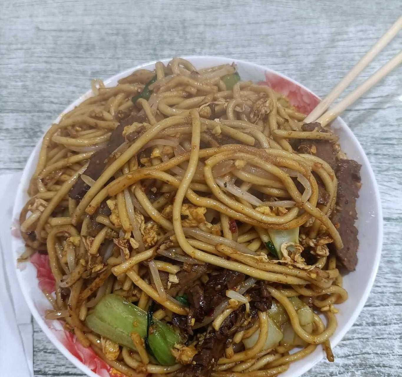 今晚吃鸡蛋牛肉炒面,放点辣椒,特别香.