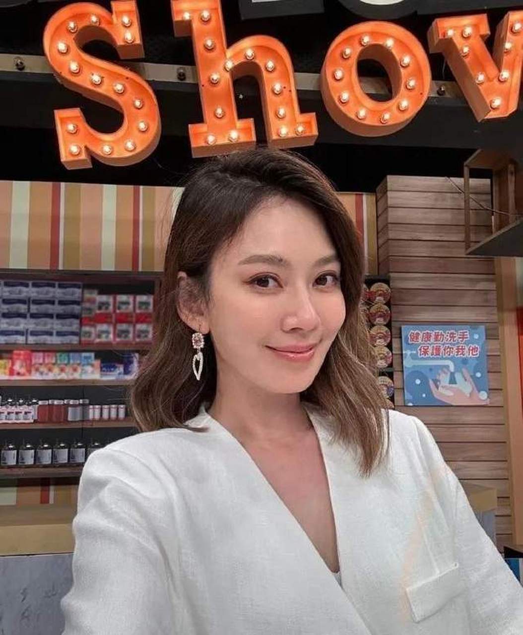 女星melody的离婚引起了公众的广泛关注.