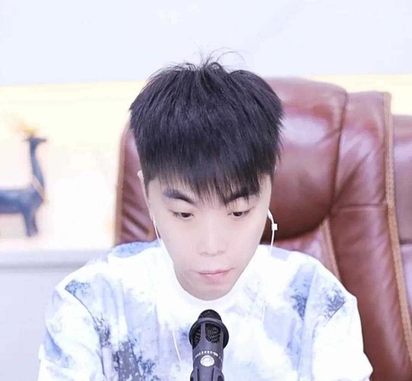 阿哲赵小磊再怼舞帝利哥:和散打现实拍你脑瓜!