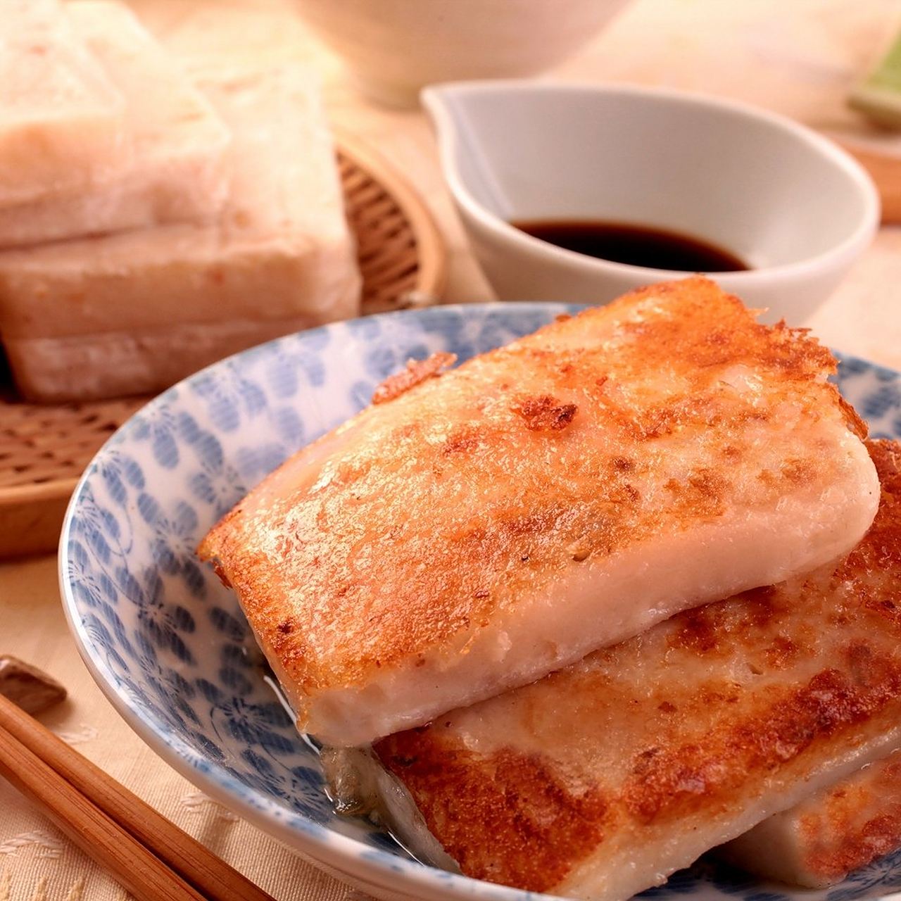 萝卜糕,闽南地区称之为"菜头粿" ,是中式传统的糕点,采用在来米粉,又