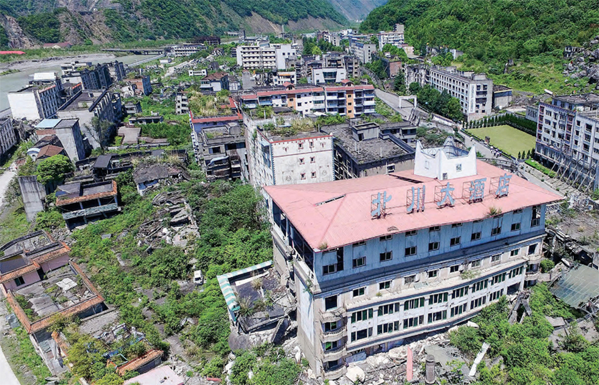 2017年5月12日,四川绵阳,航拍北川老县城地震遗址.