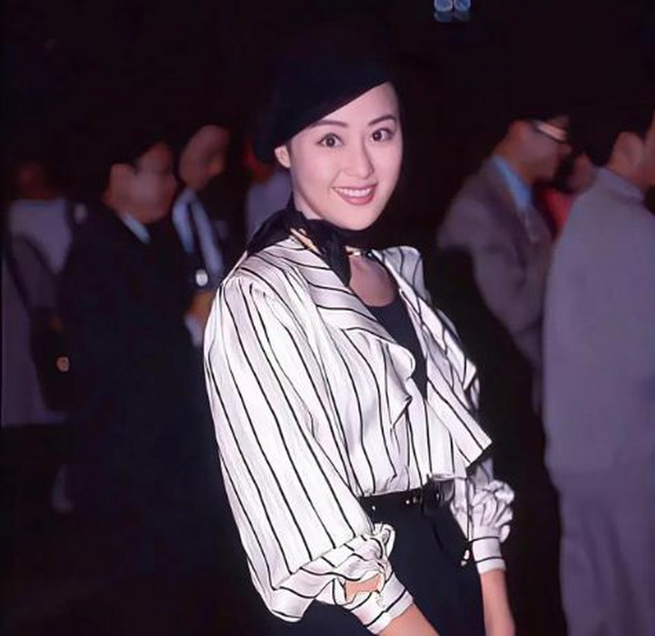 有着"桃色女王"之称的章小蕙,年轻时真像一颗娇艳欲滴的水蜜桃,即使人