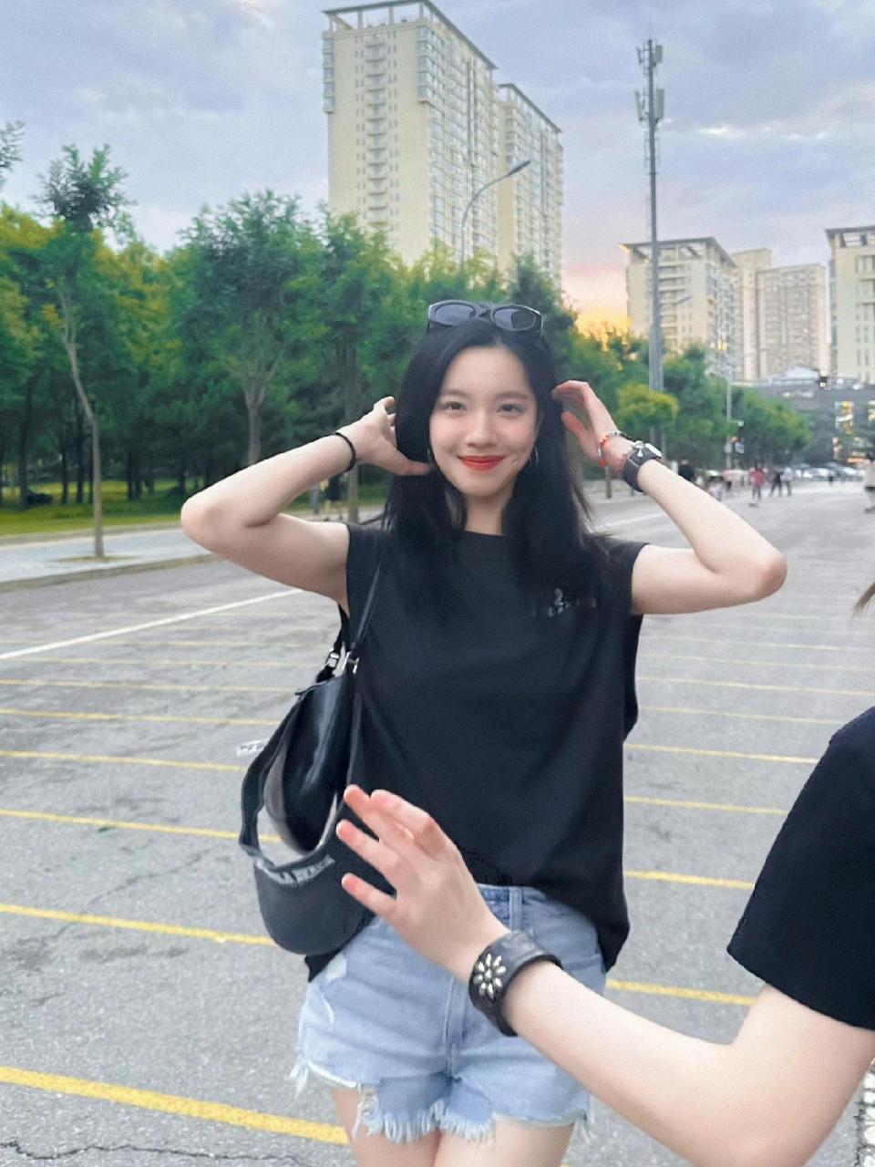 庄达菲最新穿搭上身的背心才几十块 黑色无袖背心牛仔裤,美式休闲