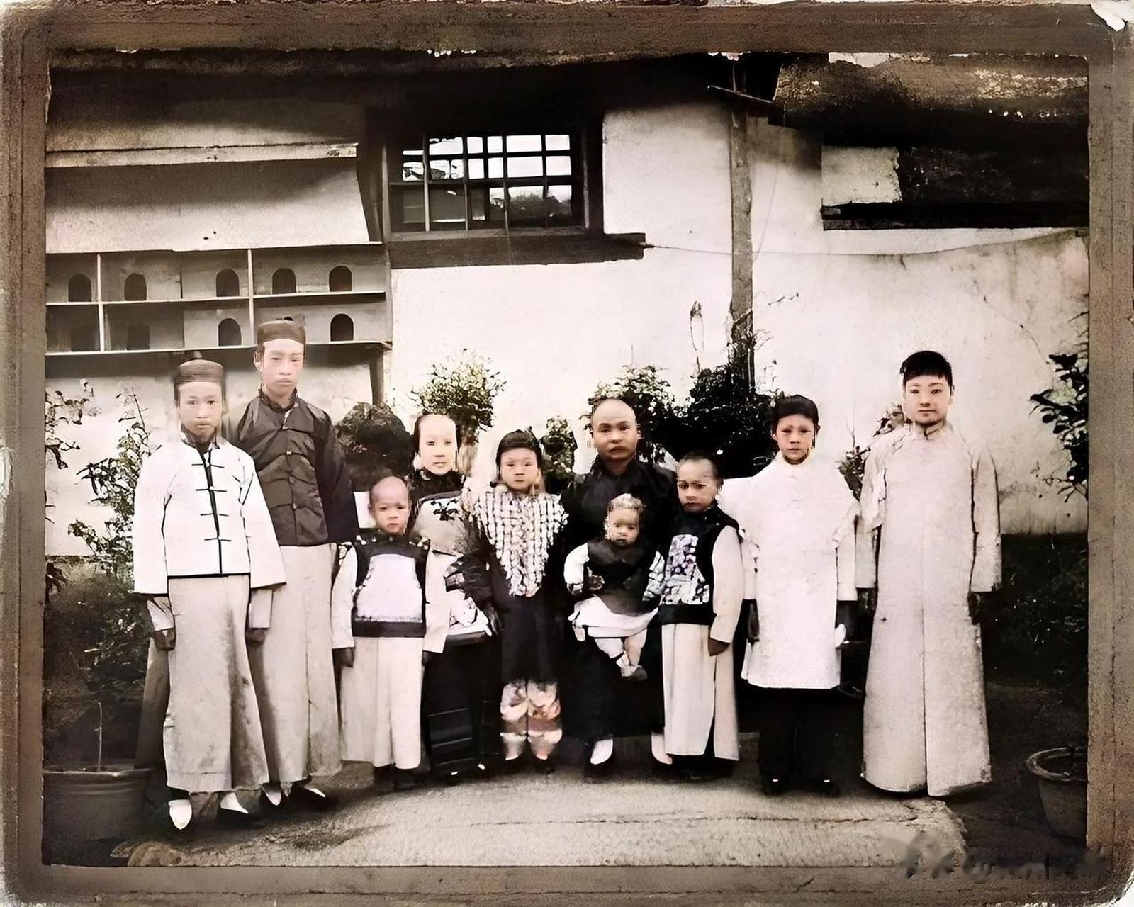 詹天佑的妻子叫谭菊珍,詹天佑还只有11岁的时候,她就成了詹天佑的妻子