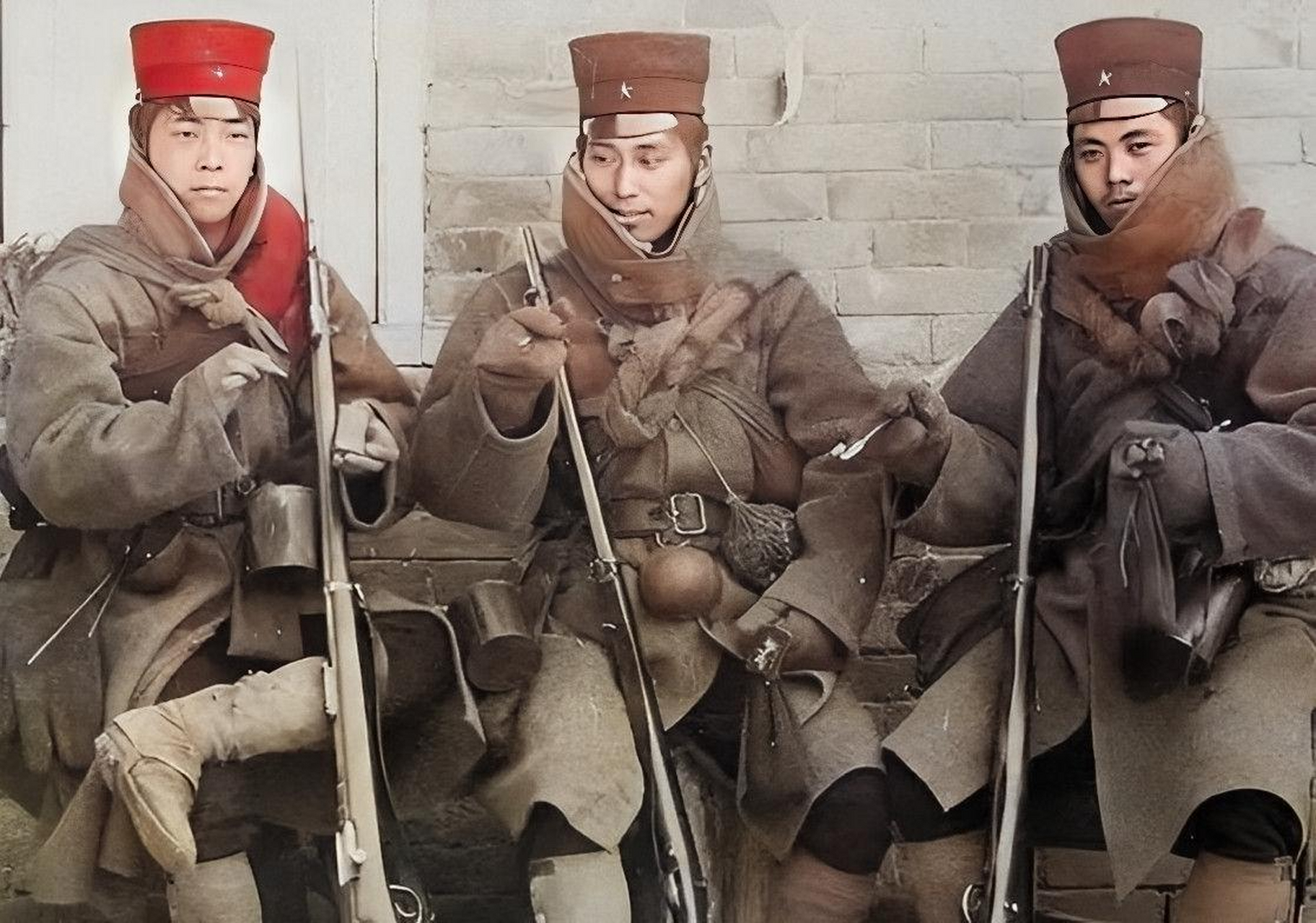 19世纪的三名日本士兵 日本明治维新后,军队发生了很大的变化.