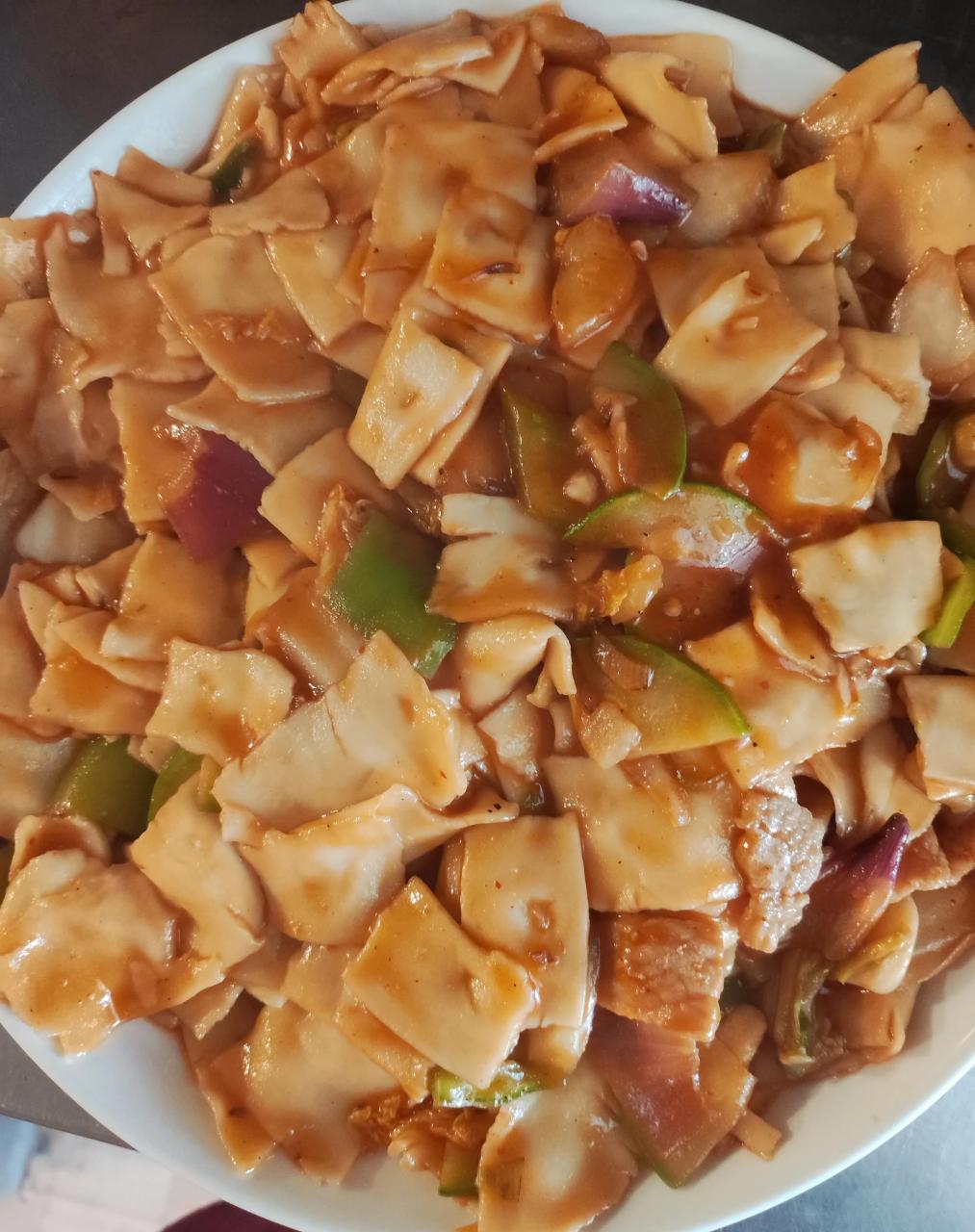 刚刚快收摊时,来了一个老顾客,点了一份炒面片,连瓶啤酒都没点,我习惯