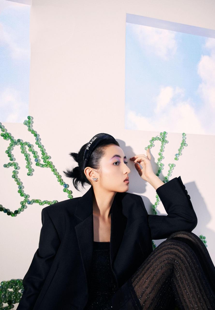 张子枫久违拍片憋太久!穿两露脐装配黑丝袜,窈窕蚂蚁腰不输杨幂!