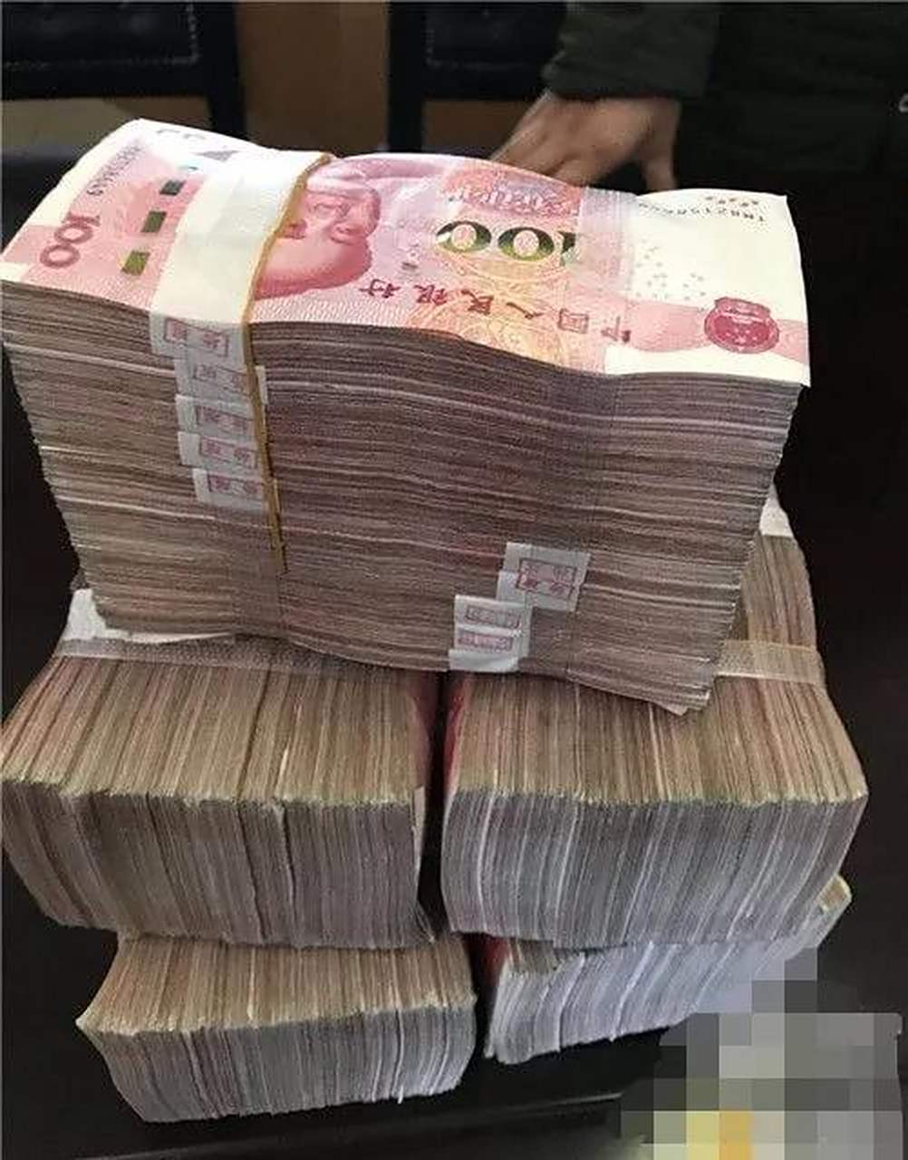 老房子拆迁,刚拿到800万拆迁款,前妻就找上门来.
