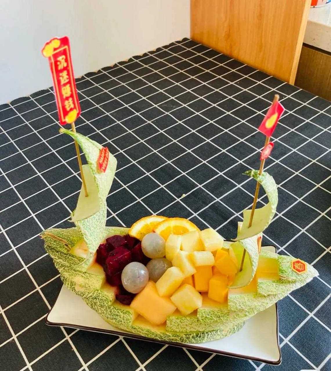 水果拼盘,一帆风顺好运来(教程已加) 材料:哈密瓜(船)  火龙果 红红