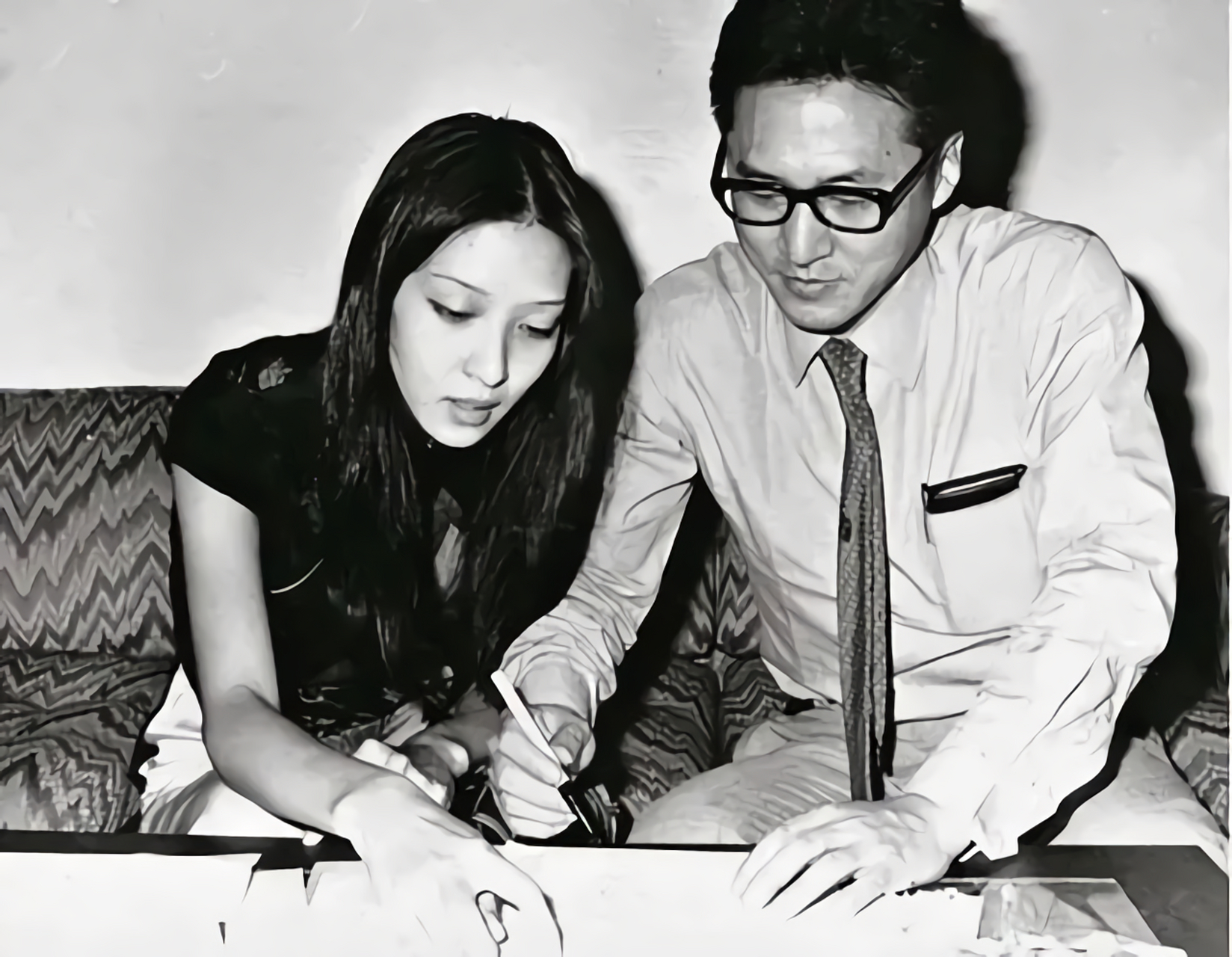 1988年,费翔29岁时与36岁的胡因梦的一张合照,两人此时都是颜值与才华