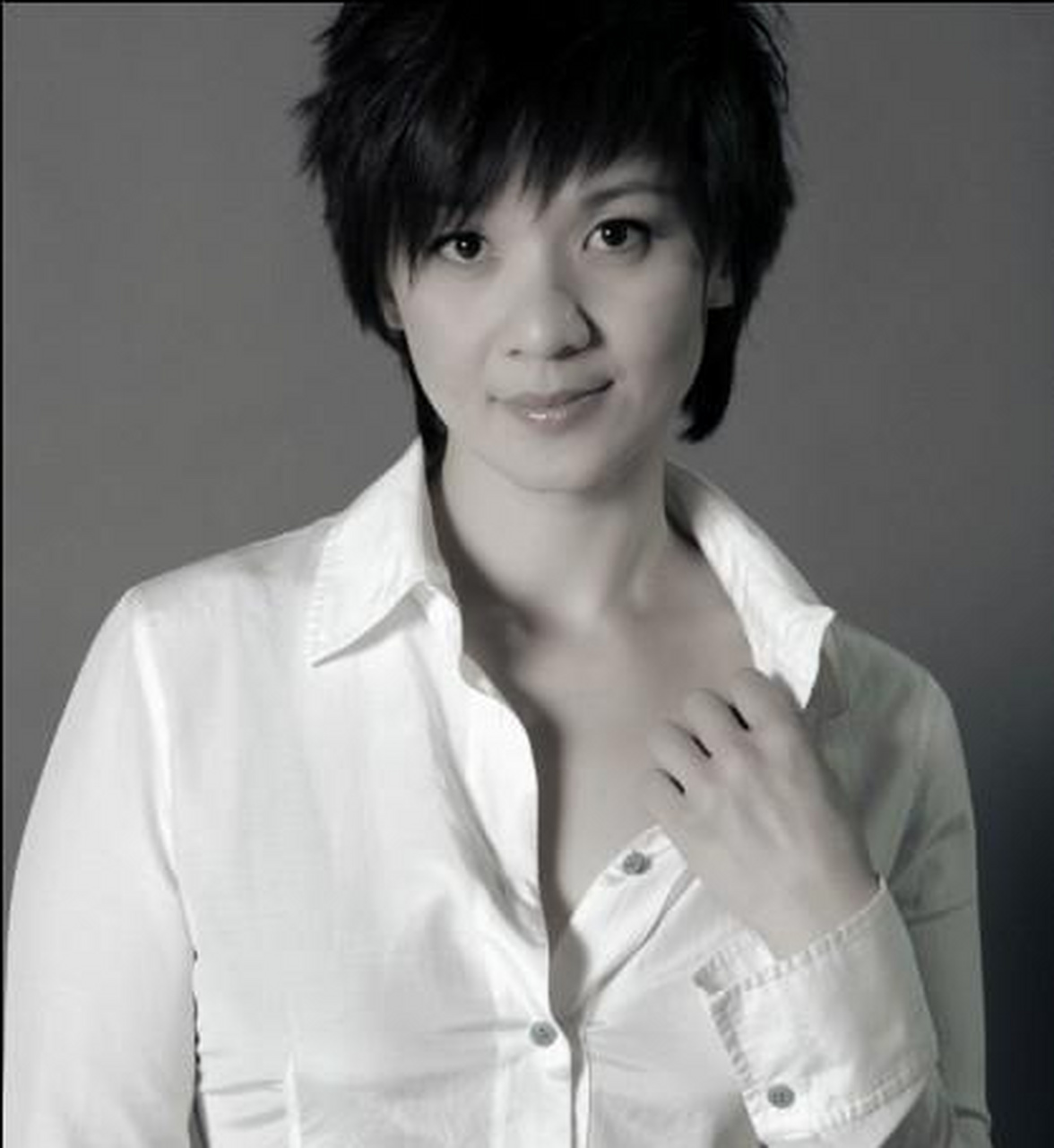 柯以敏作为歌手出道,其对音乐的专业度无人质疑,但是让她备受争议的是