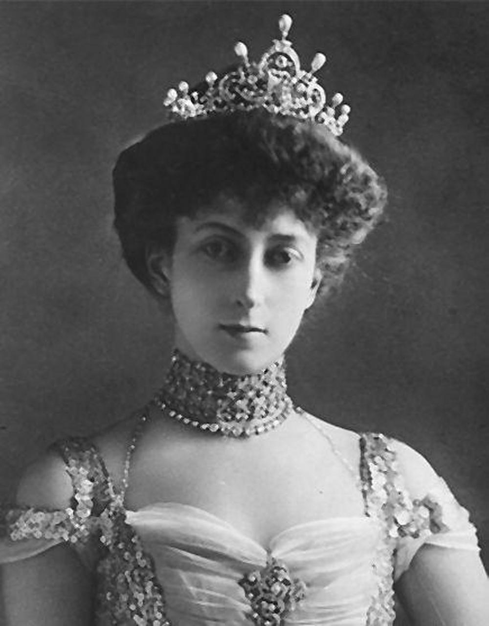 领动计划# 挪威的莫德王后佩戴过的珠宝.