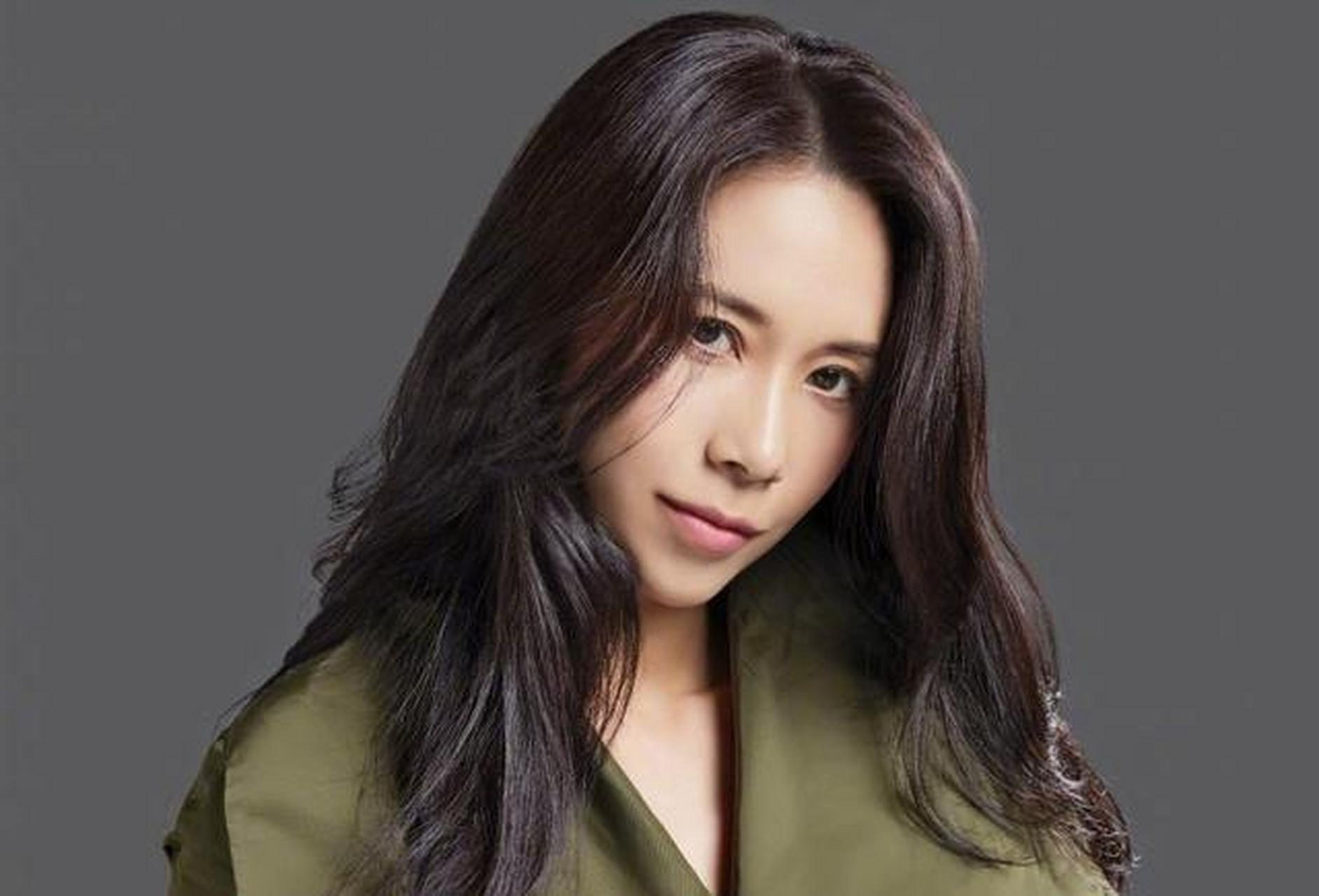 50多岁莫文蔚坚持健身多年,体型优美,自律的人多优秀