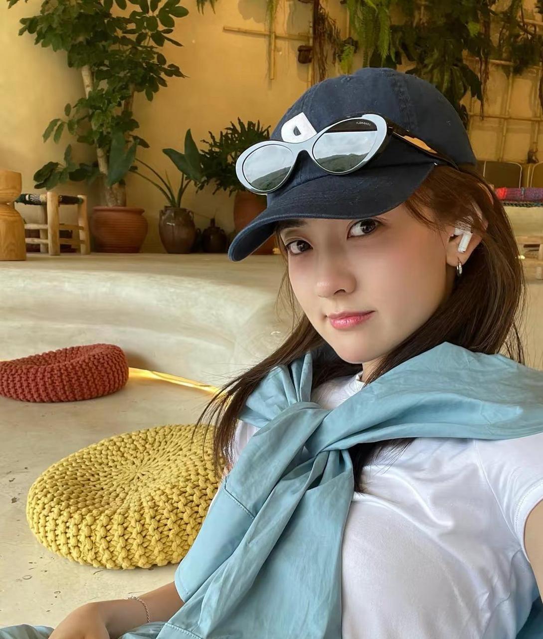 梁洁超短裤大长腿户外写真