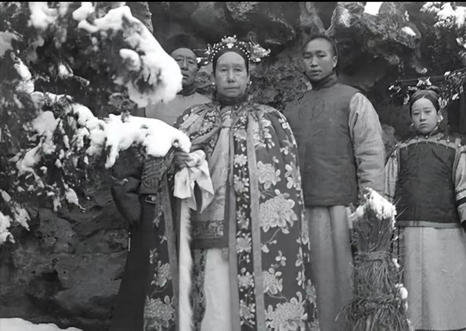 1888年,53岁的慈禧看上了20岁侍卫那尔苏,李莲英会意后制造了一个"