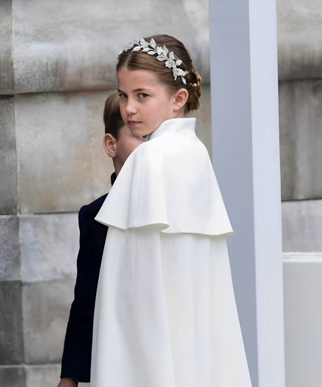 正是这回首的瞬间,夏洛特公主的气场强大!