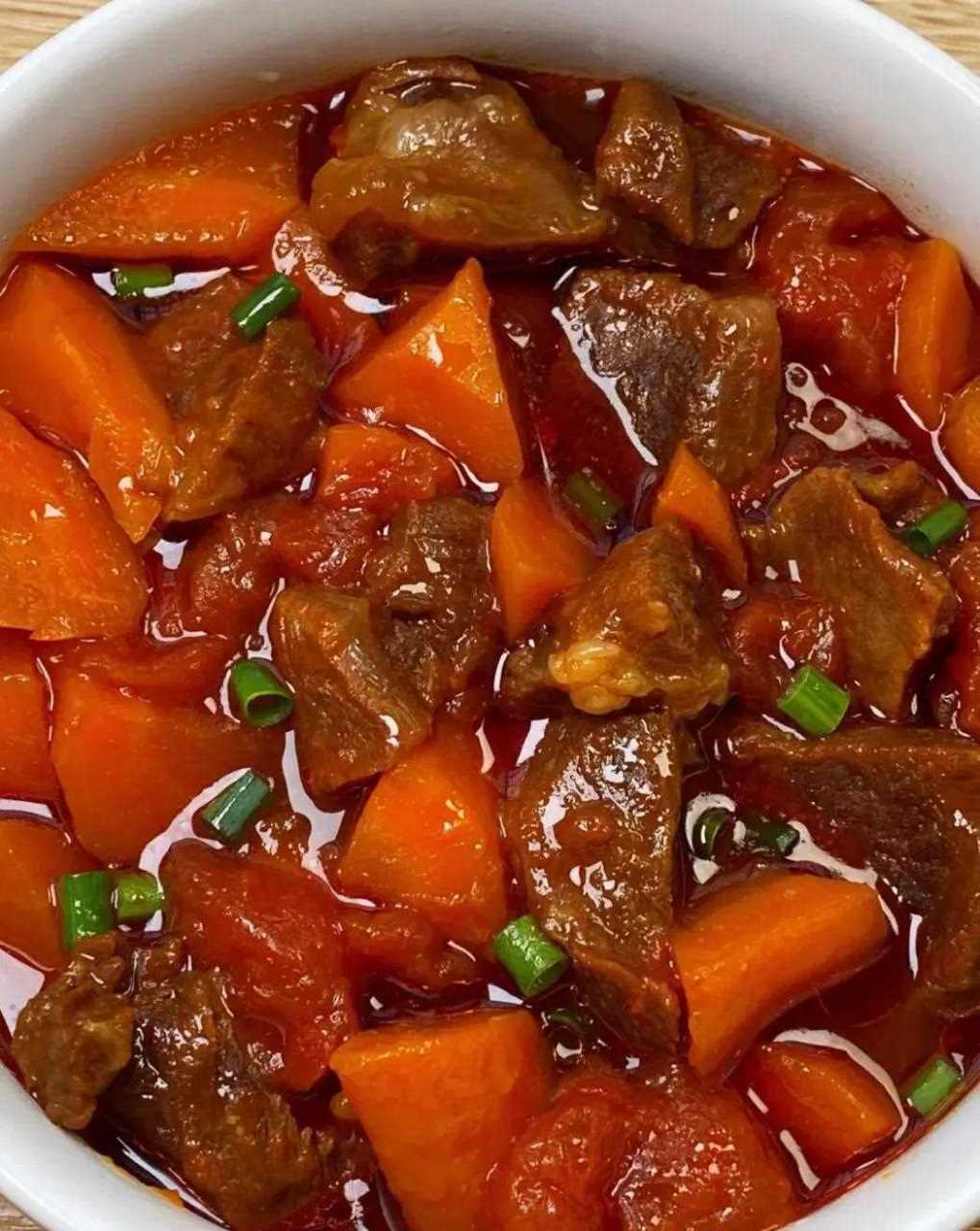 胡萝卜炖牛腩不好吃算我输 食材:牛腩,胡萝卜,番茄 步骤: 1先调酱汁