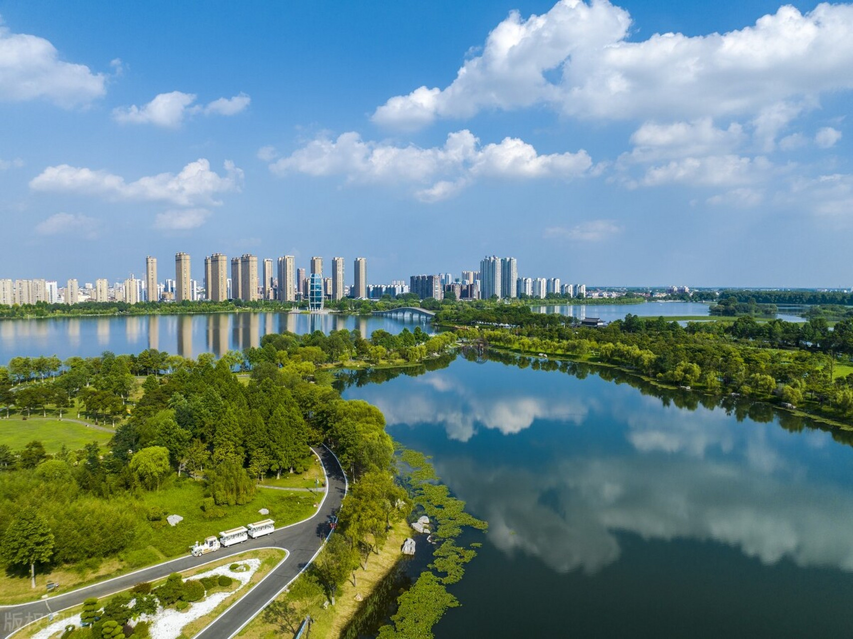 江苏连云港东海县西双湖风景区,岸绿水清,天蓝景美,构成了一副优美的