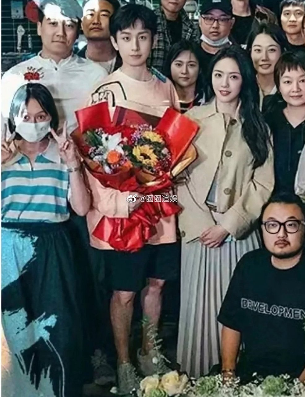 合照里的成毅蔡文静像姐弟一样,不过好有cp感.