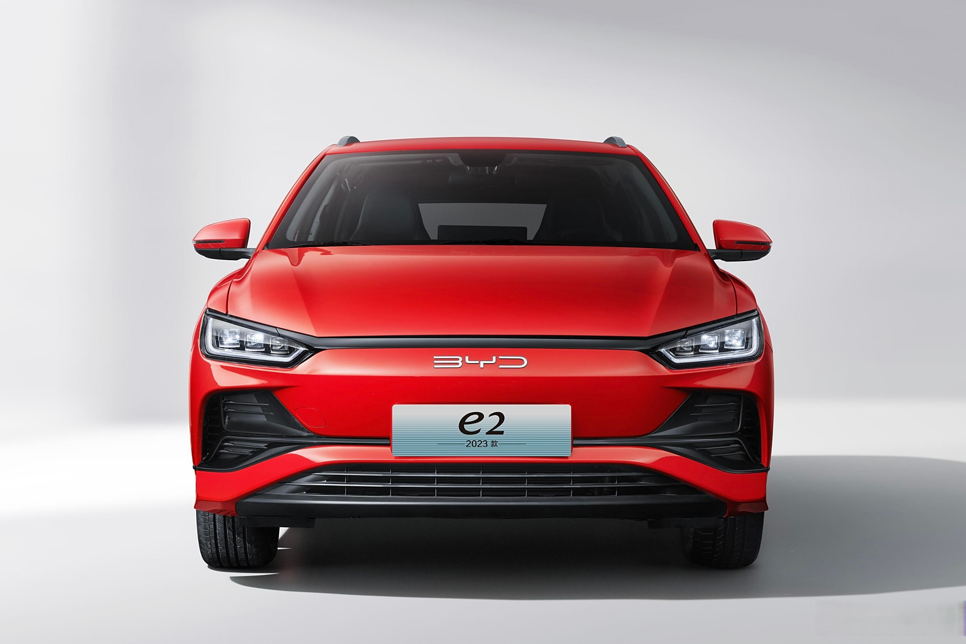 【试驾比亚迪e2:10万就能买两厢家用电动车?海豚怎么办?