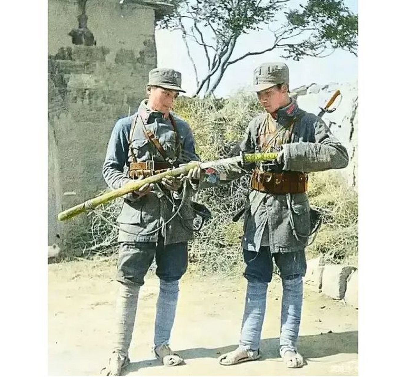 1944年,两名八路军战士拿着一把战后缴获的日军军刀,目光里闪耀着精气
