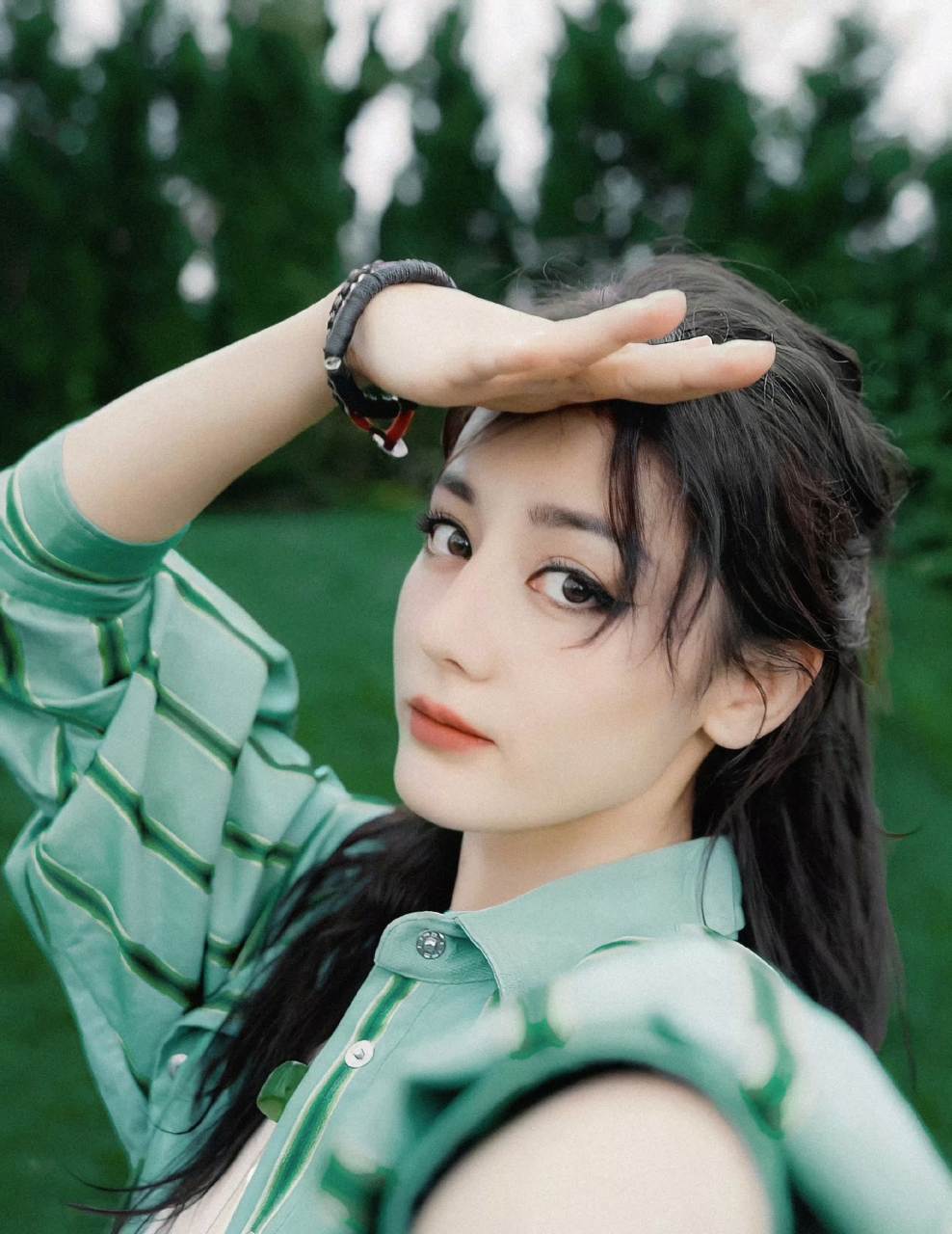 迪丽热巴绿衣烟熏妆可爱又迷人