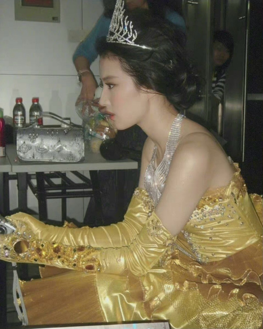 06年金鹰女神后台等待的刘亦菲!