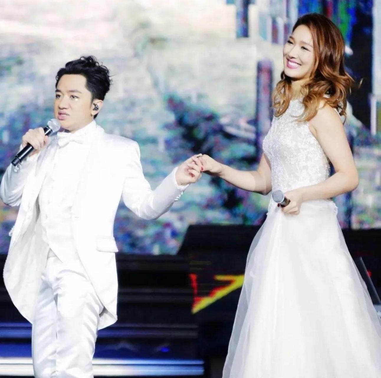 16 厘米的身高差加上雪白的婚纱,像极了童话世界里的白雪公主和小矮人